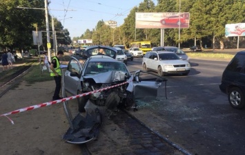 В Одессе автомобиль влетел в столб, есть жертвы