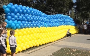 Рекордный флаг Украины из 2000 воздушных шариков собрали в Запорожье. Видео