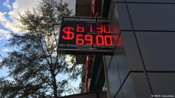 Российский рубль продолжает падать: для кого это хорошо?