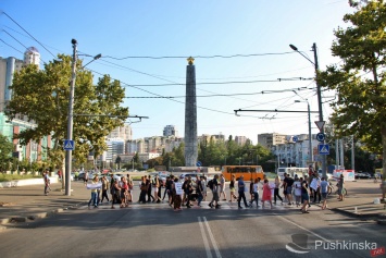 Акция протеста на площади 10 Апреля: «злые» активисты и «хитрые» водители. Фото