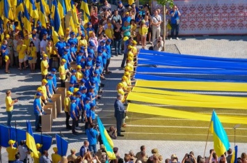 Четыре года подряд около 60% украинцев гордятся тем, что являются гражданами Украины