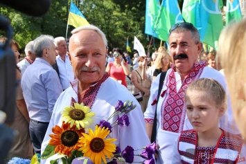 Возложили цветы и спели гимн: в Одессе официально начали празднование Дня независимости Украины. Фоторепортаж