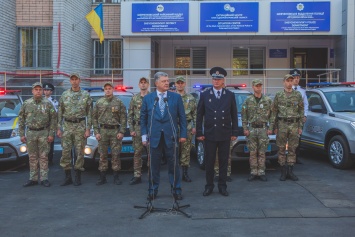 Петр Порошенко вручил полицейским Днепра новые автомобили