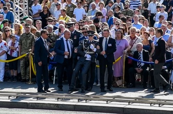 Почему на выступлениях Порошенко падают солдаты. Все случаи за годы президентства