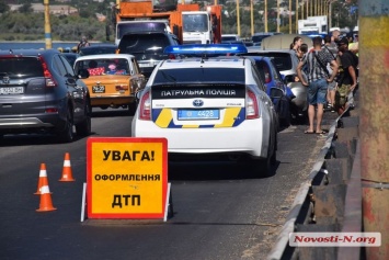 ДТП с участием пяти автомобилей парализовало движение по Варваровскому мосту в Николаеве