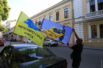 В центре Одессы прошел автопробег в честь Дня Независимости: "евробляхеров" не пустили к Дюку