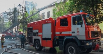В Киеве на Святошино горела типография. По слухам, здание подожгли застройщики