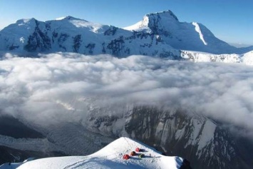 Десятки голодных и больных альпинистов застряли на высоте 4000 метров