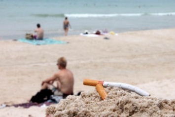 Отдыхающему выбили зуб за курение на пляже