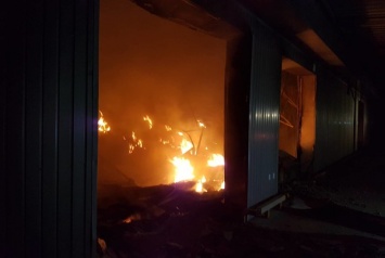 В Мукачево ночью масштабно вспыхнули склады "Новой почты". Видео и фото