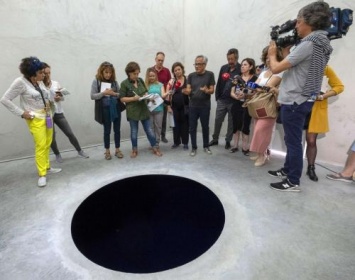 «Полное погружение в искусство»: В Португалии посетитель музея провалился в дыру-инсталляцию