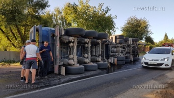 Эта страна победит сама себя: в России тягач уронил броневик, видео