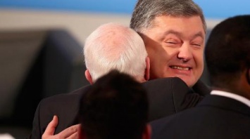 «Умер большой друг Украины»: Порошенко скорбит о смерти Маккейна