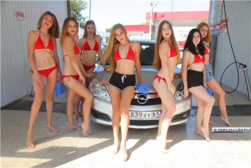 В Керчи девушки в бикини моют машины
