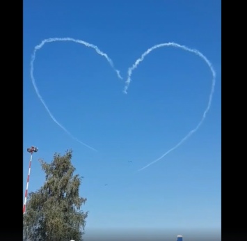 «Нарисовали в небе сердце»: В аэропорту Воронежа прошел день открытых дверей