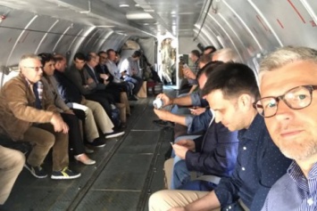 80 украинских дипломатов полетели на Донбасс