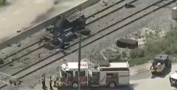 В США пассажирский поезд протаранил грузовик, есть жертвы