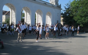 Около сотни жителей Новой Каховки приняли участие в спортивно-патриотической благотворительной акции
