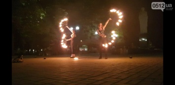 Для николаевцев устроили огненное шоу в Каштановом сквере