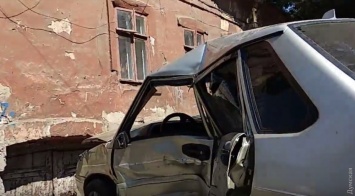 На одесской Молдаванке Lada после столкновения с Renault вылетела на тротуар