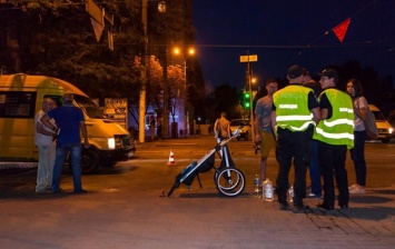 В Днепре маршрутка сбила семью на переходе