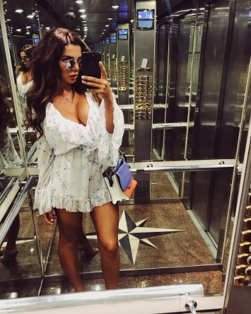 Седокова вывалила голые дыньки прямо в лифте: фото