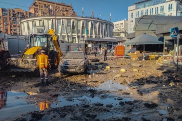 Появилось видео последствий прорыва гейзера горячей воды на Печерской площади в Киеве