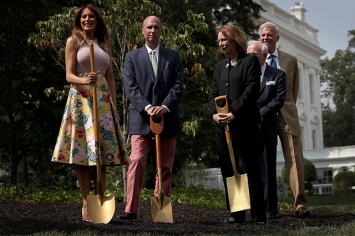 На шпильках и с лопатой: Мелания Трамп посадила дерево около Белого дома