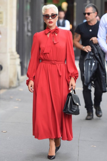 Образ дня: Леди Гага в платье Co и с сумкой Balenciaga