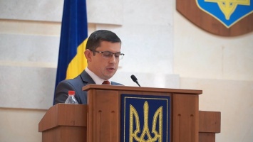 Распил: ради стандартов «новой украинской школы» парты хотели поделить на две части