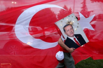 В Германии появился четырехметровый золотой Эрдоган