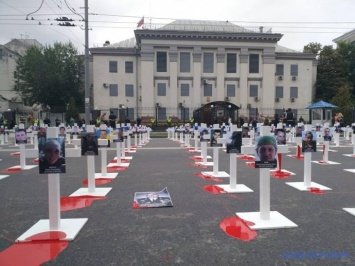 «Путин, за Иловайск ответишь»: под посольством РФ поставили сотни белых крестов. ФОТО