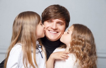 Анатолий Анатолич и его девочки: ведущий снялся в фотосессии с женой и дочками