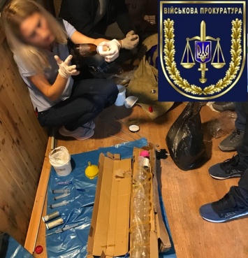В Киеве задержали экс-полицейского, который вместе с сообщниками торговал наркотиками, а заодно и оружием из зоны ООС