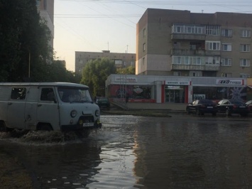 Улицы Ужгорода ушли под воду из-за аварии на водопроводе. Фото