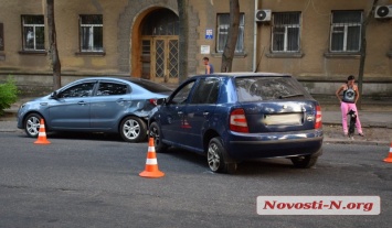 В Николаеве пьяная дама за рулем Skoda въехала в припаркованное авто и заявила, что это не она