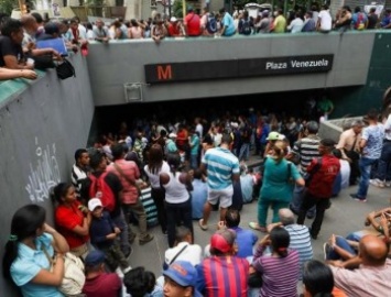 В столице Венесуэлы из-за перебоев с электричеством остановилось метро, пассажиры ночевали на улице