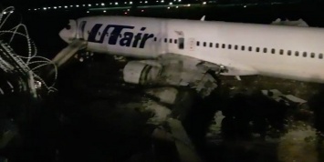 В РФ при посадке врезался в ограждение и загорелся Boeing 737