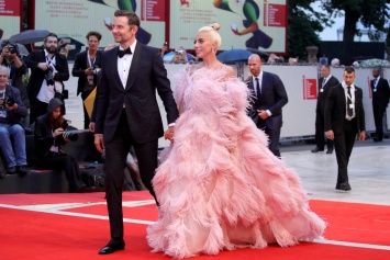 Леди Гага и Брэдли Купер на премьере фильма "Звезда родилась"
