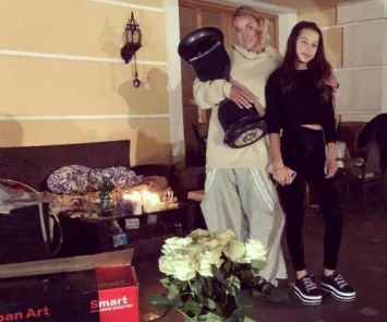 «Зачем второй?»: Волочкова похвасталась подарками для дочери от своего любовника