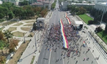 В Кишиневе собрался многотысячный митинг сторонников объединения с Румынией