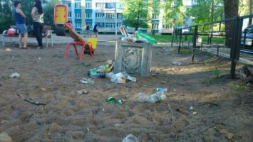 Ребенок из Перми убирал бутылки с детской площадки, оставленные «алкашами»