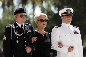 Так выглядит элита: семья Маккейна поразила поведением на похоронах