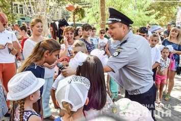 На главной улице Николаева полицейские устроили праздник по случаю Дня знаний