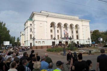 На похороны Захарченко в оккупированном Донецке свозят бюджетников и студентов