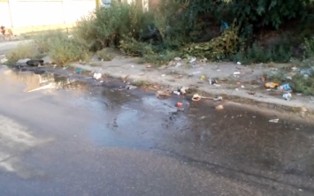 На одной из улиц Херсона пятый день утечка воды, лужи и грязь, а "Водоканал" бездействует