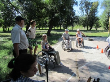 23 августа в Павлограде спортсмены с ограниченными возможностями в парке им. Первого мая устроили соревнования по фигурному вождению на инвалидных колясках