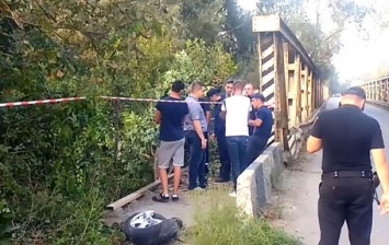 В Черновцах угонщик авто слетел с моста при бегстве от полиции