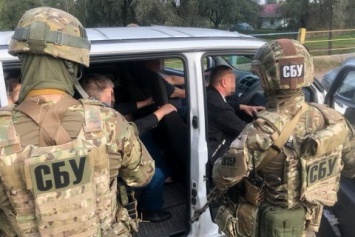 Трое работников таможенного поста во Львовской области попались на систематических взятках