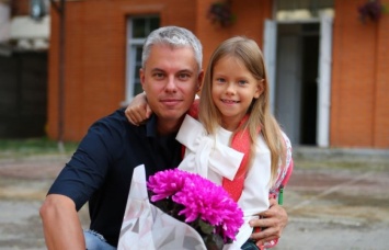 Андрей Доманский и его супруга отвели дочку в первый класс